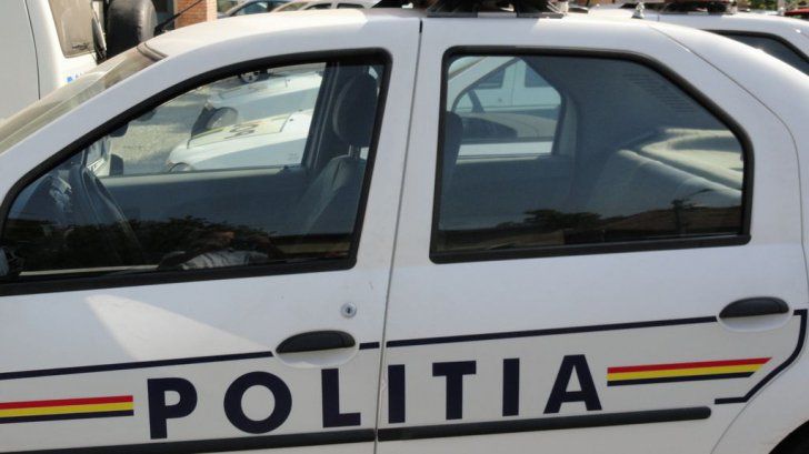 Frătăuții Noi. Prins de polițiști fără permis la volan, a abandonat mașina și a luat-o la fugă