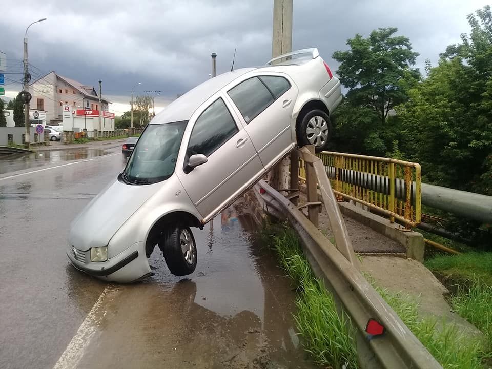 Accident spectaculos la Șcheia. O mașină a rămas suspendată pe un parapet FOTO