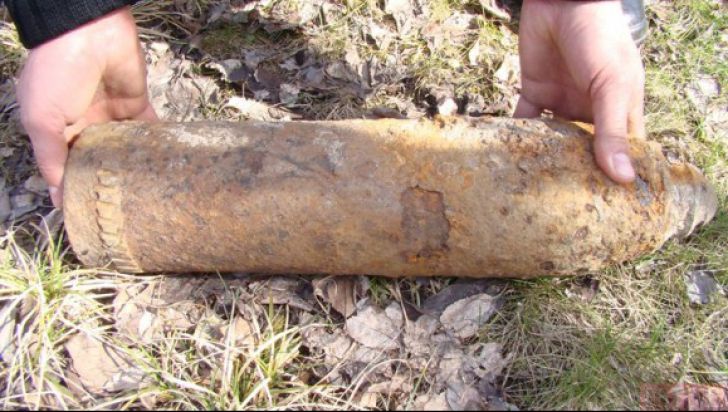 Un bărbat din Slatina a găsit un proiectil exploziv în timp ce cosea în grădină