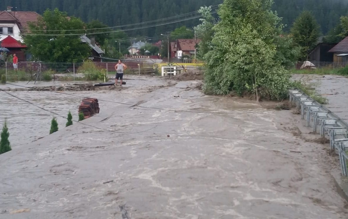 Ploile torențiale au creat probleme în județul Suceava. Mai multe drumuri au fost blocate și gospodării inundate VIDEO