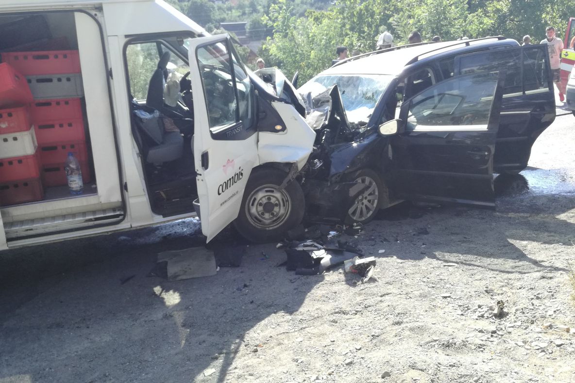 Un bărbat de 64 de ani din Șcheia și-a pierdut viața după ce autoturismul condus de acesta a intrat în coliziune frontală cu o autoutilitară