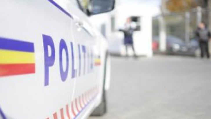 Un șofer s-a urcat beat la volan și s-a izbit cu autoturismul în gardul unui imobil