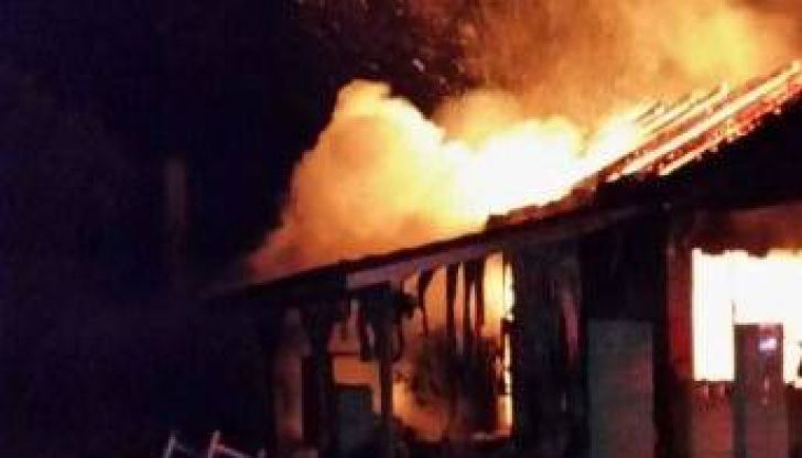 Gospodărie devastată de un incendiu, marți seară, la Bălăceana