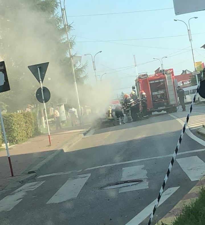 Un autoturism a luat foc în mers pe o stradă din municipiul Rădăuți FOTO