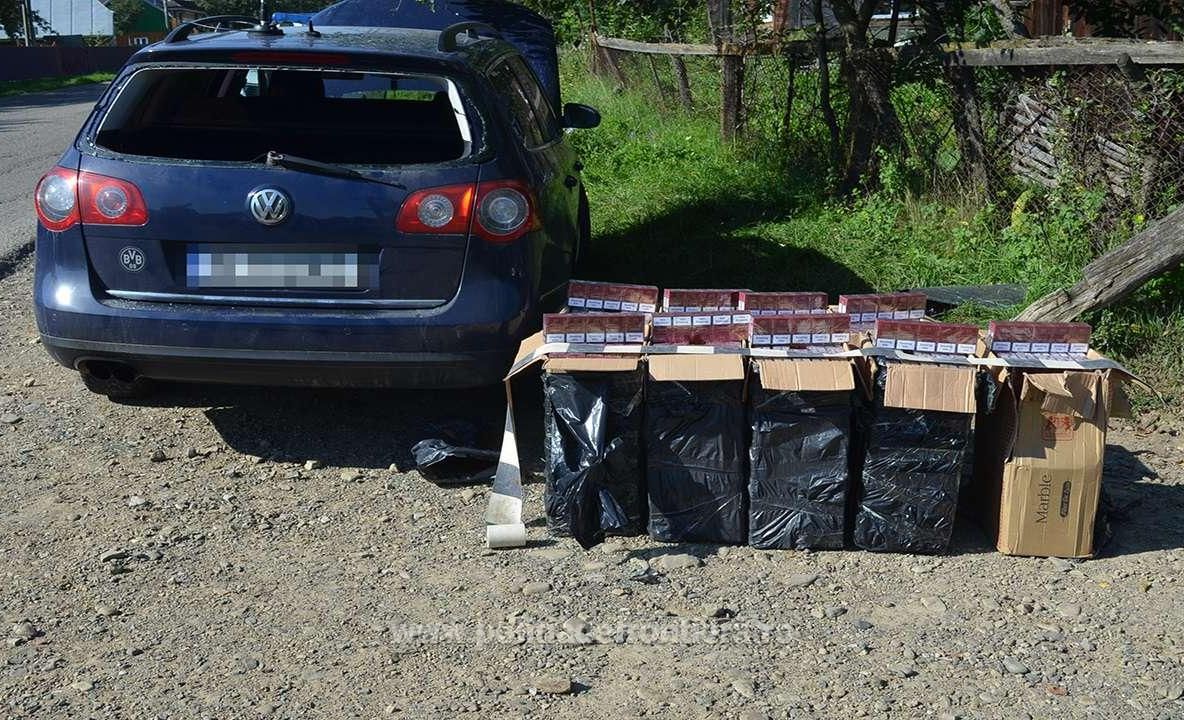 Straja. Un șofer a abandonat mașina cu care transporta țigări de contrabandă FOTO