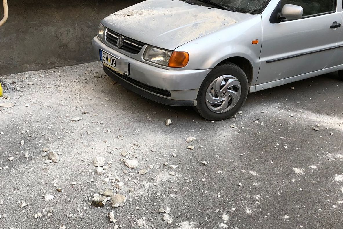 VIDEO Mașină avariată de tencuiala căzută de pe un bloc turn din Burdujeni