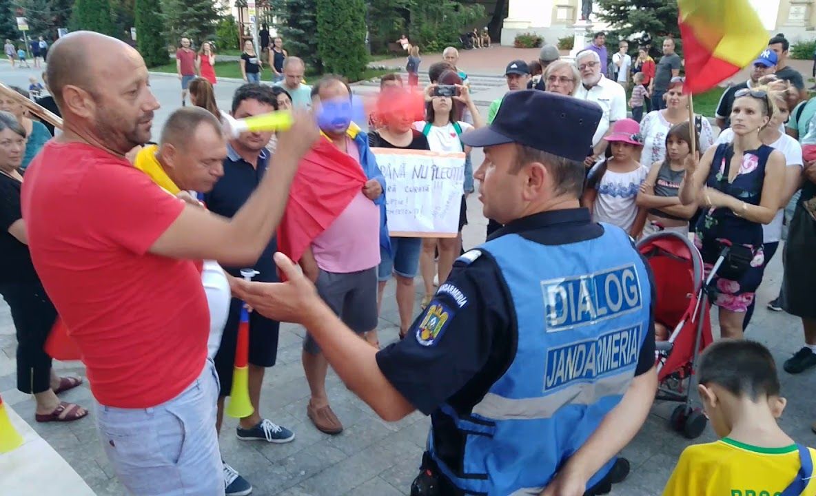 VIDEO Peste o sută de persoane protestează, sâmbătă seară, la Suceava