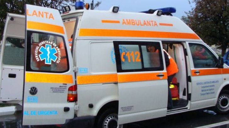 Un bărbat din Frasin a ajuns în stare gravă la spital, după ce a căzut de pe acoperișul unei case