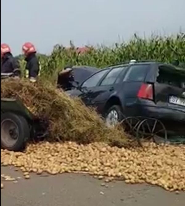 Doi copii au ajuns la spital după ce un autoturism a izbit căruța în care se aflau FOTO