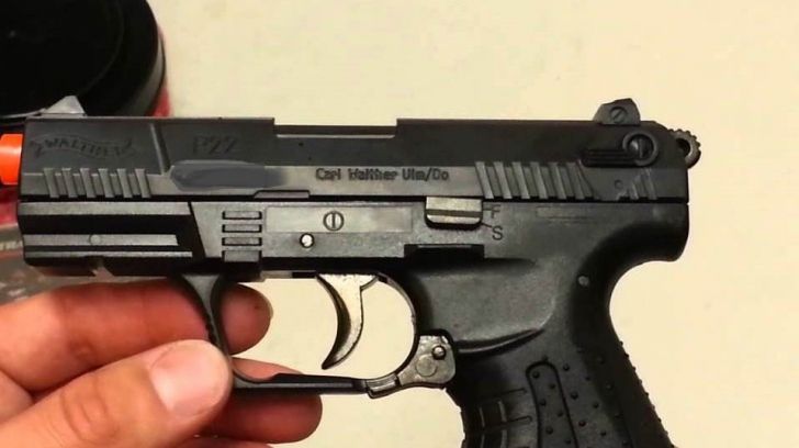 Bărbat prins cu un pistol asupra sa, după ce a fost lovit de o mașină