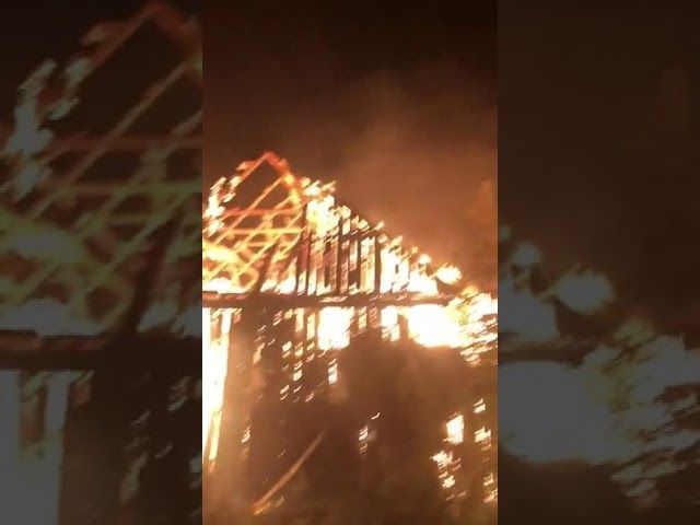 VIDEO Casă incendiată de o mână criminală, la Costișa. Pompierii au intervenit cu șapte autospeciale
