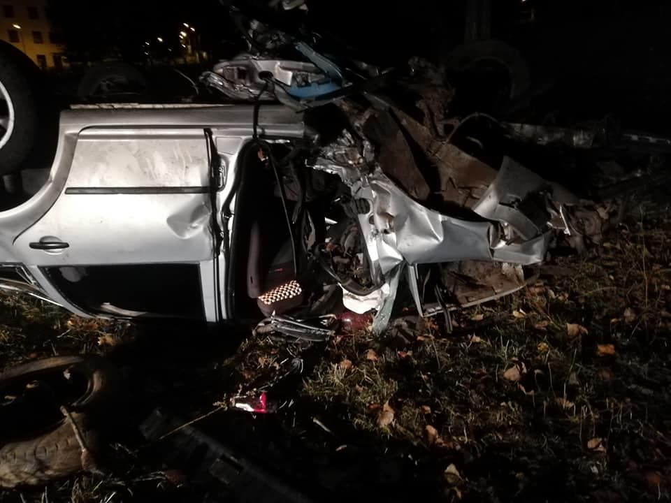 Accident rutier cu patru victime, la Vicovu de Sus. O mașină s-a răsturnat pe cupolă FOTO