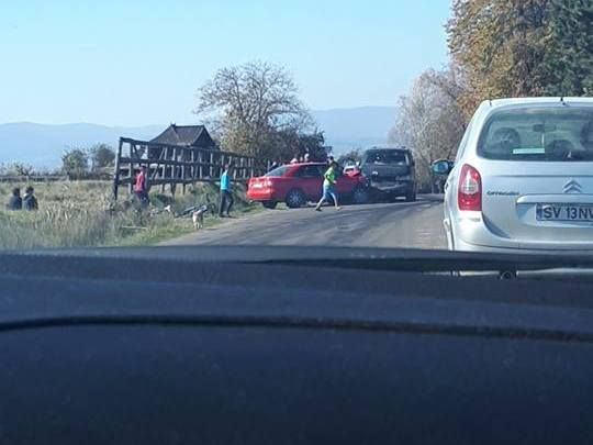 Coliziune din cauza vitezei, pe raza localității Volovăț. Un tânăr de 20 de ani a fost rănit FOTO
