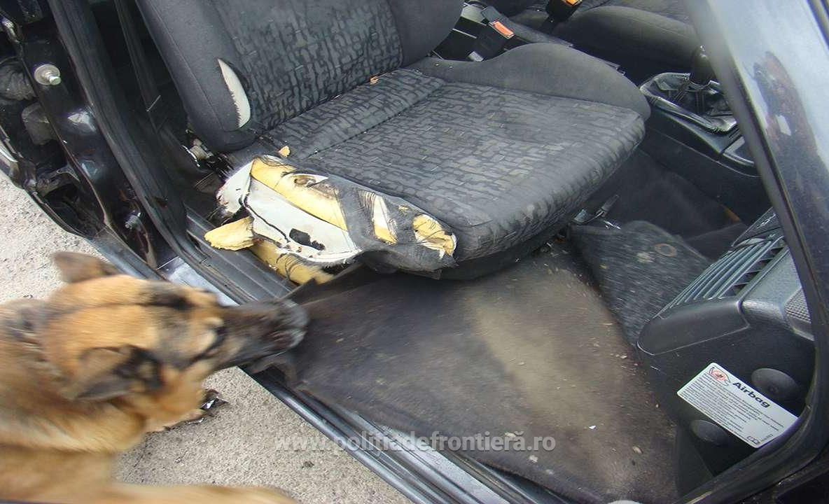 FOTO Țigări de contrabandă ascunse în pereții și podeaua mașinilor, în Vama Siret