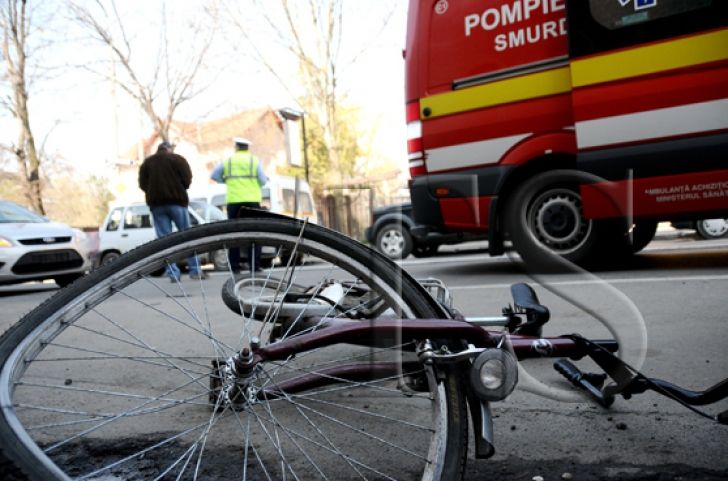 Biciclist mort după ce a intrat pe contrasens și s-a izbit într-un autoturism