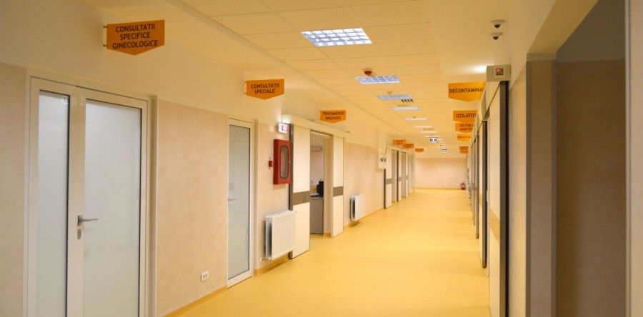 Un bătrân de 80 de ani căzut dintr-un copac, adus de urgență la spital