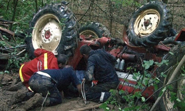 Tragedie la Gălănești. Un bărbat a murit după ce a fost prins sub un tractor