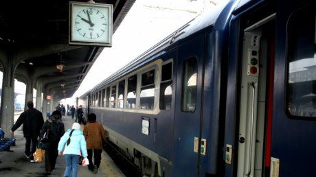 Alertă cu bombă în trenul Iași-Timișoara. Garnitura, oprită de SRI. Călătorii au fost evacuați după ce un bărbat a amenințat că detonează un dispozitiv exploziv