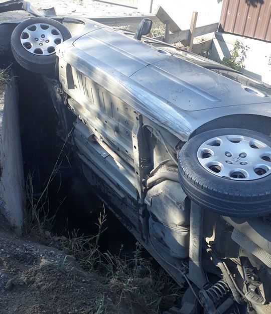 FOTO. Un șofer a plonjat cu mașina în șanț și s-a oprit într-un cap de pod, la Volovăț