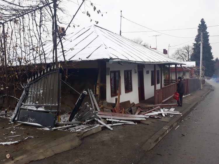 FOTO Fiul unui preot s-a izbit cu mașina în casa Ion Creangă din Fălticeni. Două persoane au fost rănite
