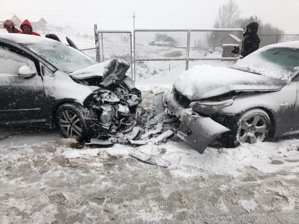 Iarna a început la Suceava cu accidente și blocaje în trafic FOTO