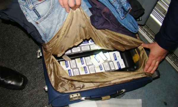 O moldoveancă s-a ales cu o amendă de 10.000 lei după ce a fost prinsă cu țigări de contrabandă la frontieră