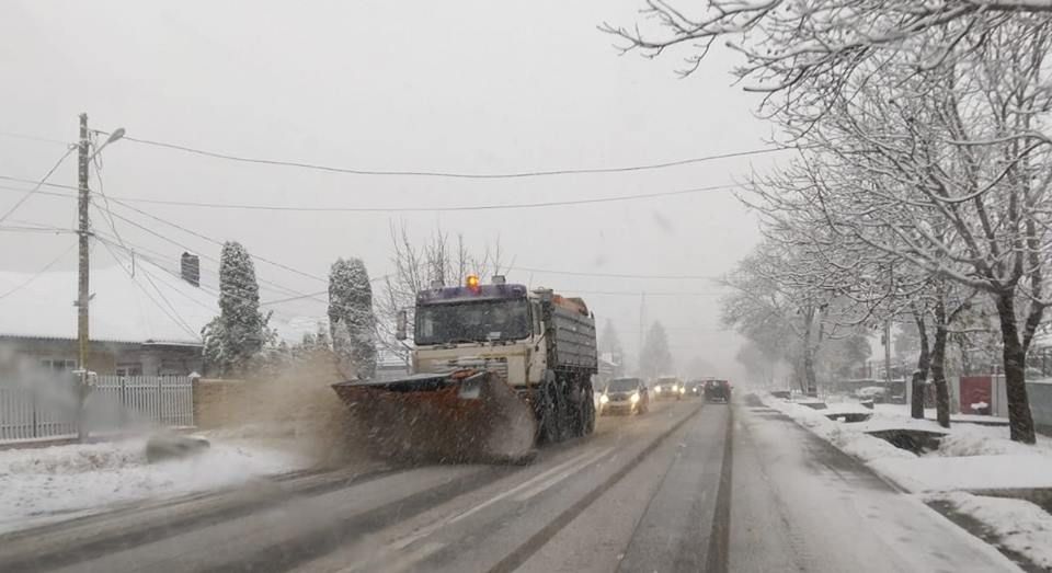 Ninge în județul Suceava. Drumarii au intervenit cu utilaje și sare