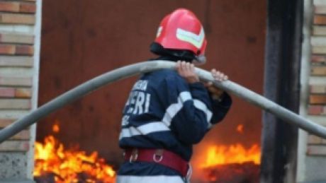 Un bărbat și-a bătut fosta concubină și a incendiat o anexă din gospodăria acesteia. Agresorul a încălcat ordinul de protecție