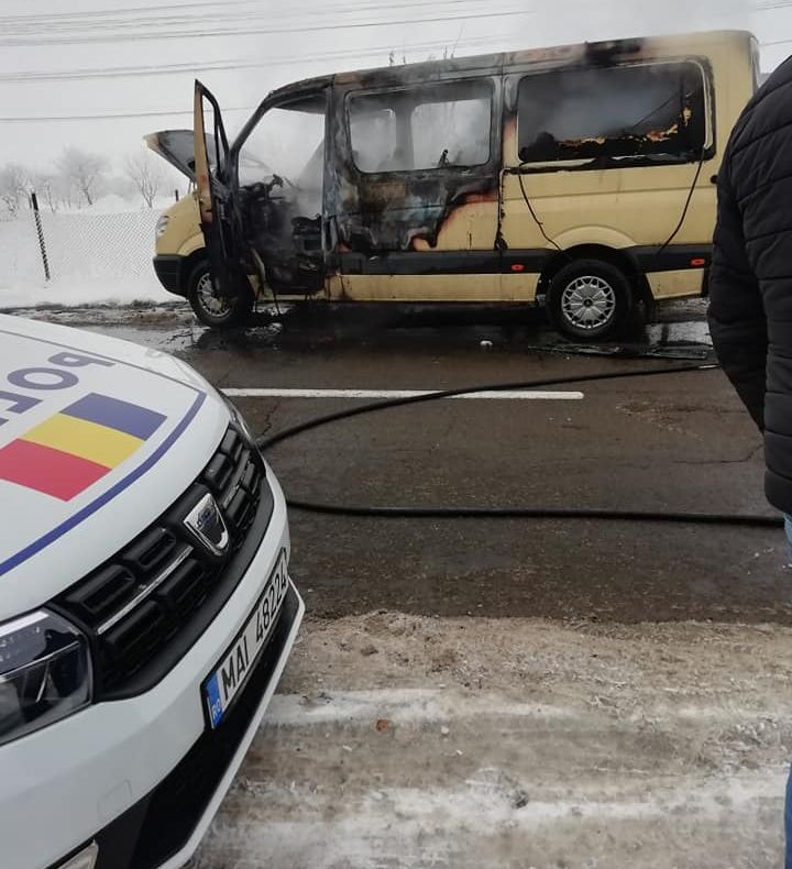 Disperat că i-a luat foc mașina lângă casă, un bărbat din Volovăț a scos-o să ardă pe stradă FOTO