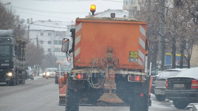 Drumarii au intervenit cu 21 de utilaje și împrăștiat peste 100 tone de material antiderapant după ce în județul Suceava a nins