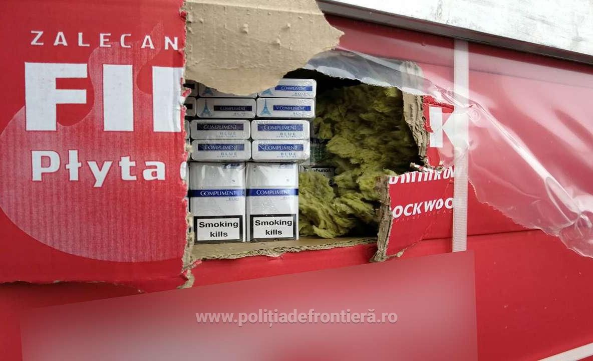 Mii de baxuri cu țigări de contrabandă, ascunse în două tiruri FOTO