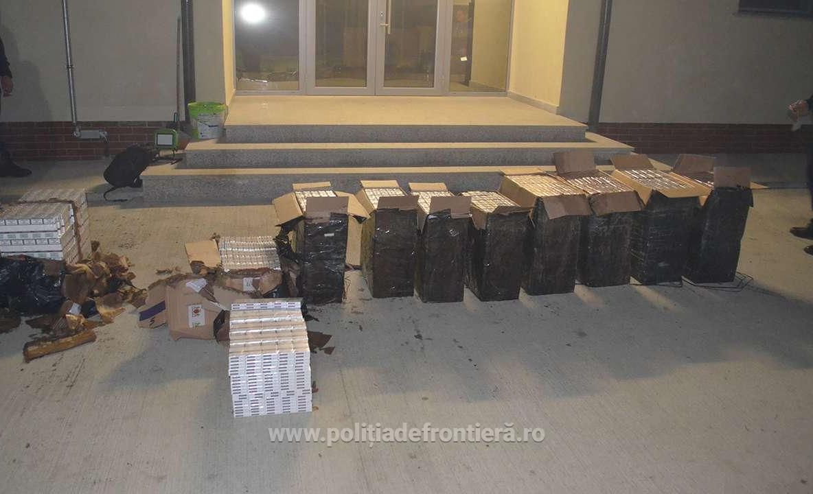 Autoturism plin cu țigări de contrabandă, descoperit în anexa unui imobil