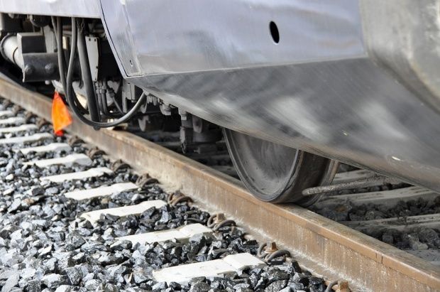 Accident feroviar cu o victimă. Un autoturism a fost lovit de tren