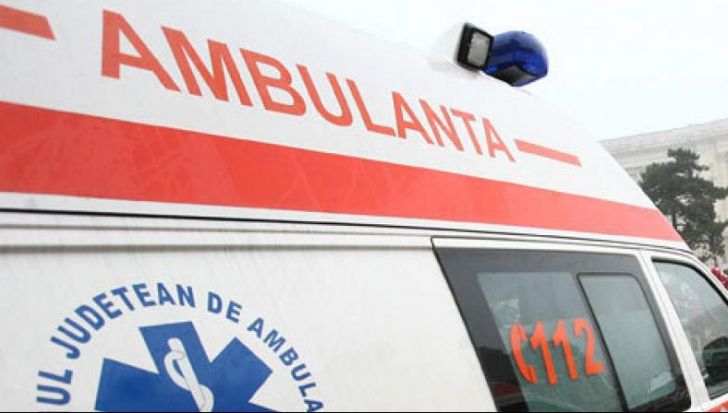 Patru persoane rănite după ce un autoturism s-a răsturnat pe cupolă