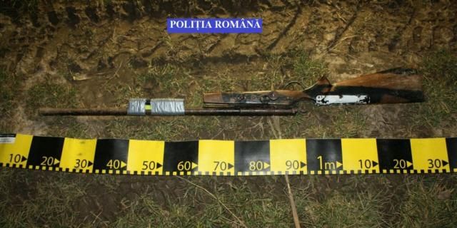 Percheziție în localitatea Izvoarele Sucevei. Polițiștii au confiscat o armă confecționată artizanal și mai multe gloanțe