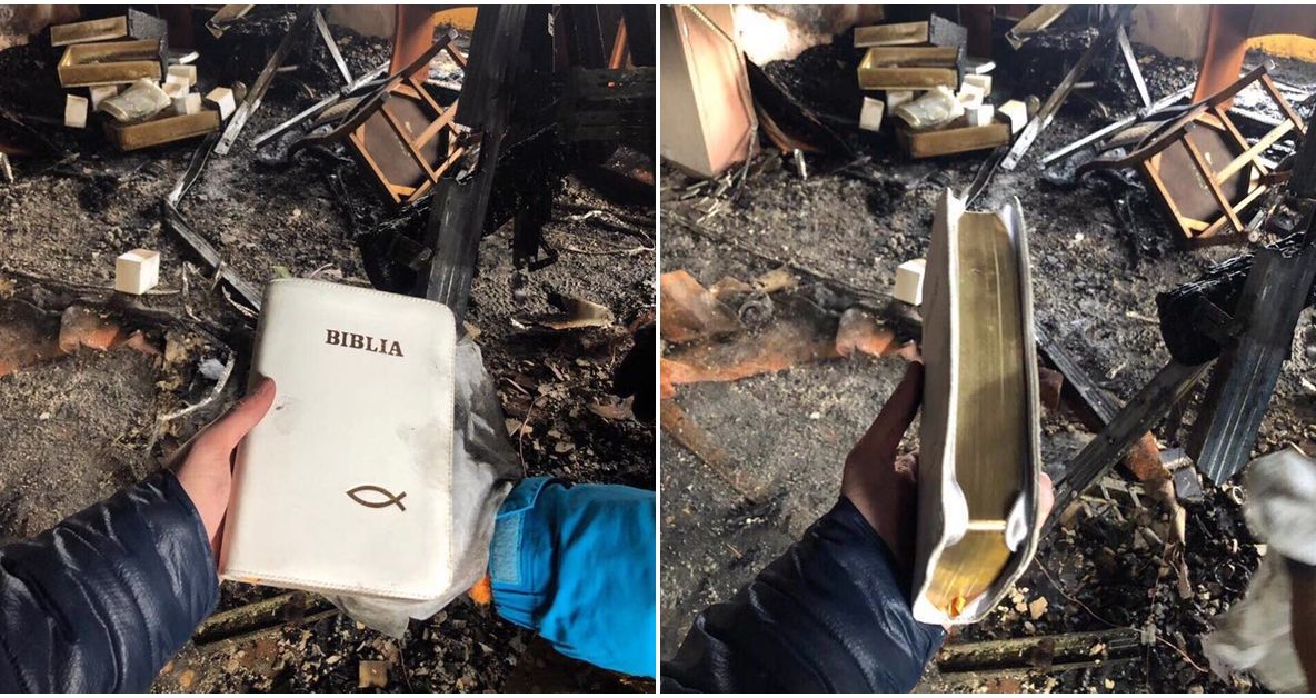 FOTO VIDEO O Biblie a rămas neatinsă de flăcări în mijlocul unei case distrusă de incendiu, la Vicovu de Sus