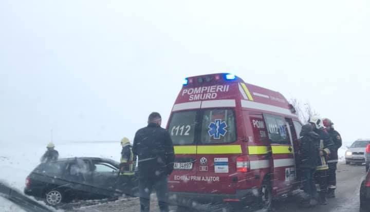 Doi minori au fost răniți, după ce un șofer a intrat în depășire fără să se asigure FOTO