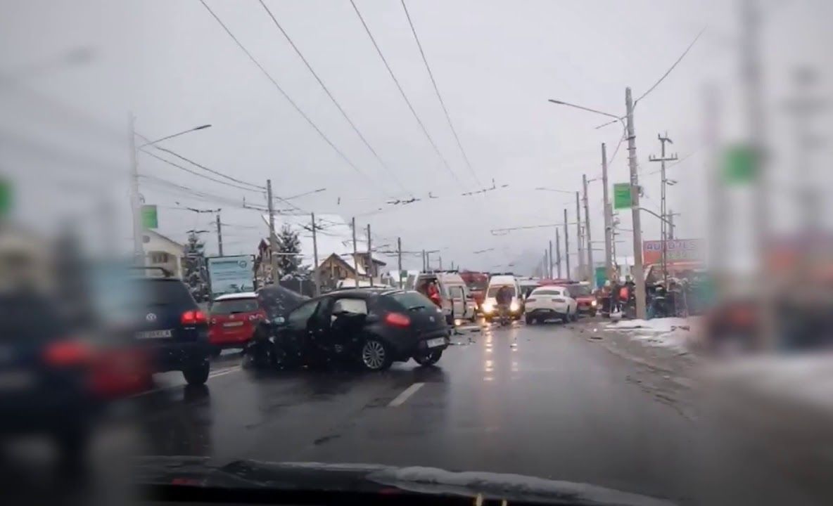 VIDEO Reacție bizară a colegilor unui corist care s-a prăbușit pe scenă: l-au acoperit cu cortina și au continuat să cânte