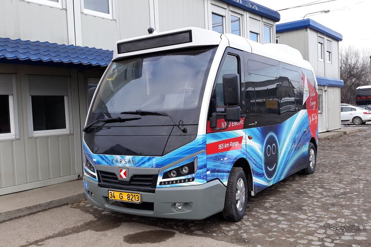 FOTO Călătorii gratuite cu un minibus electric aflat în teste la Suceava