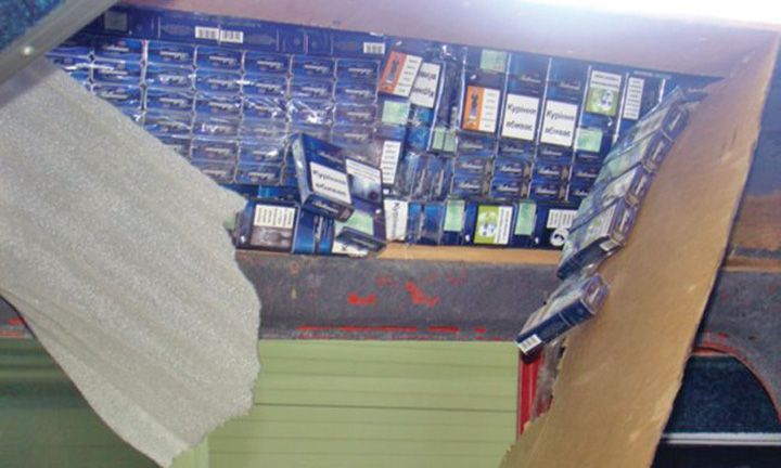 Un bărbat a fost prins de polițiști la volan cu țigări de contrabandă lipite pe corp