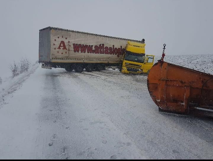 Trafic blocat spre Siret, după ce un tir a ajuns de-a curmezișul drumului FOTO