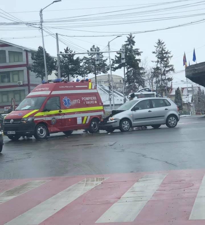 Ambulanță SMURD, implicată într-un accident rutier în municipiul Suceava FOTO