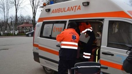 O femeie a ajuns la spital cu arsuri după ce a încercat să aprindă focul cu benzină