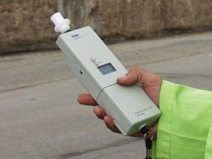 După ce s-a urcat la volan direct din bar, un șofer s-a oprit cu mașina într-un mal de pământ