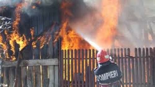 Un coș de fum deteriorat a provocat un incendiu la o gospodărie din localitatea Moara