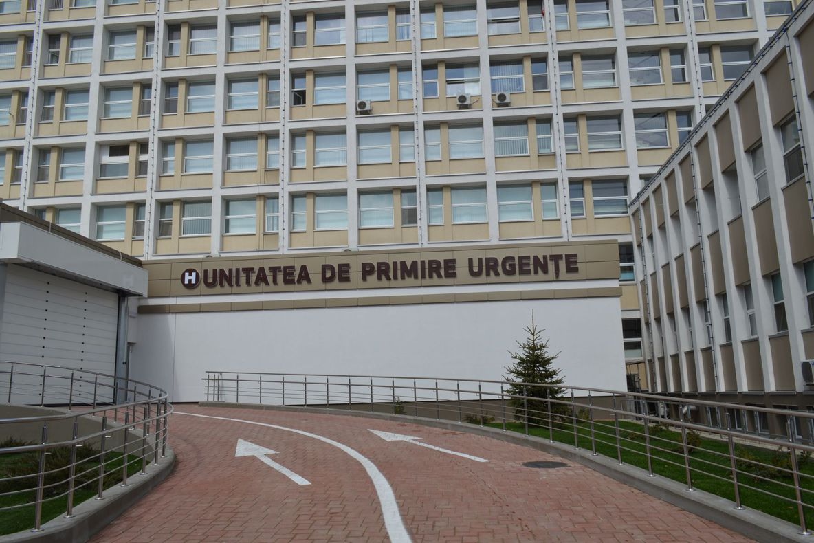 Un bebeluș de două luni a ajuns la spital după ce mama i-a dat să bea motorină în loc de ceai