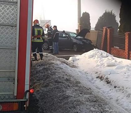 Accident la ieșire din Bălcăuți. Un autoturism a intrat într-un gard FOTO