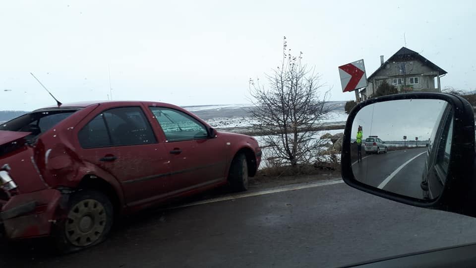 Un șofer a pierdut controlul volanului și a intrat pe contrasens, lovind un alt autoturism FOTO