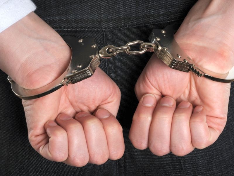 Un șofer a fost reținut după ce a urcat beat la volan și a dat cu mașina peste prietenul de pahar