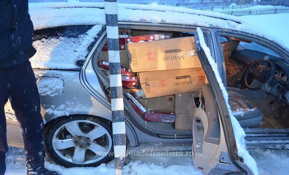 Un șofer urmărit cu focuri de armă a abandonat un autoturism plin cu țigări de contrabandă VIDEO